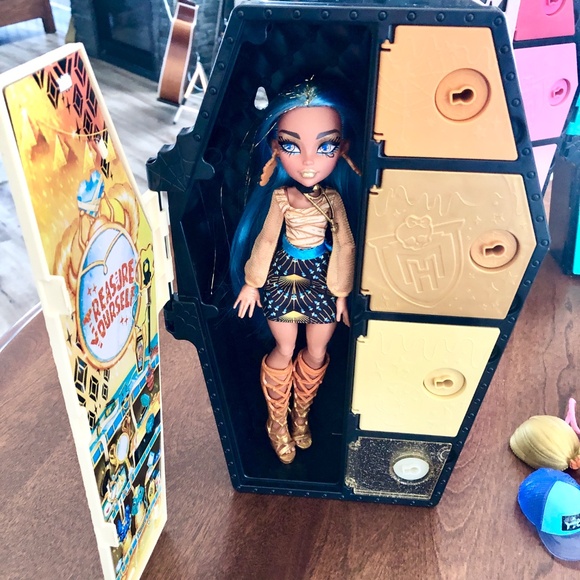 Monster High, Bundle, Skulltimate Secrets, 4 Dolls, 4 Lockers, & Accessories - Picture 6 of 11